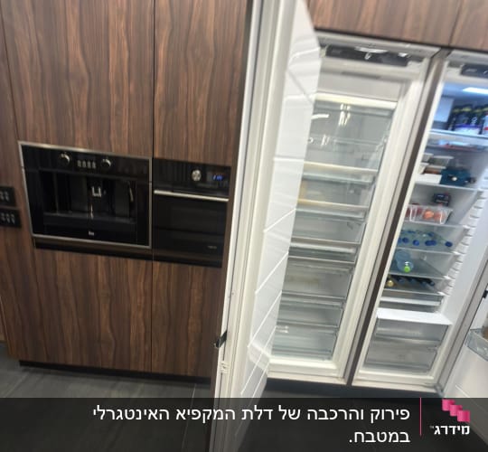 מטבח עם מקרר פתוח וארונות עץ כהים
